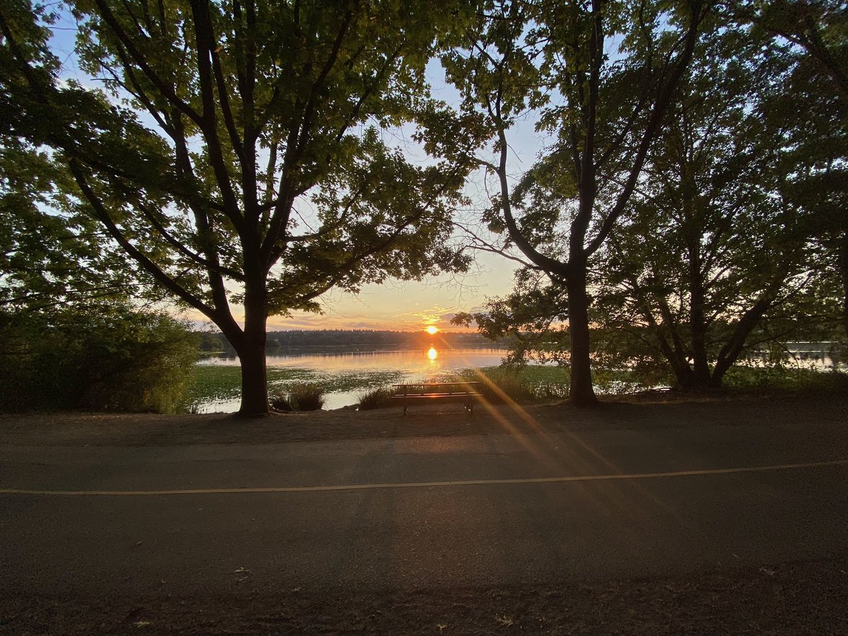grounds_running's tweet image. 7 miles✅
Lake views✅
Snow White coffee mug✅

THIS is how you Run Then Coffee!🙌🏻 
#running #Seattle #greenlake #MorningCoffee