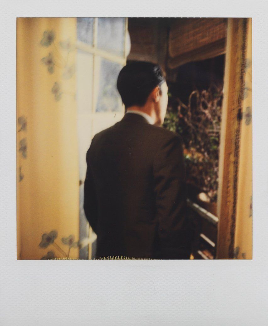 taesdawn26's tweet photo. polaroids of tony leung and maggie cheung from the set of 'in mood for love' (2000) https://t.co/zmLSd6JNcv