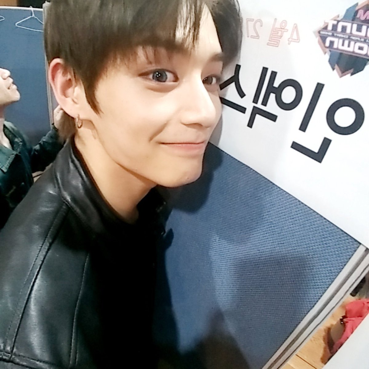 jiwoongiez's tweet photo. gunwooks mcountdown selca reminds me of jiwoongs 1st one. omfg it’s the literal same 😭😭 https://t.co/FZF6LGYDqO