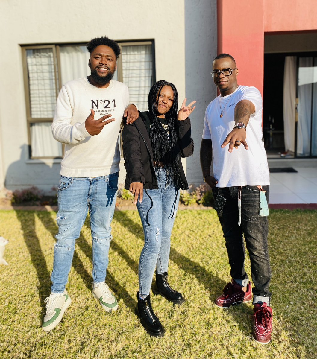 Artwork_Sounds's tweet photo. Had a dope Session with the talented Kali Mija 🔥

Crazy Year it’s been ,Let’s end it on a High Note…. https://t.co/2JnNVSgYec