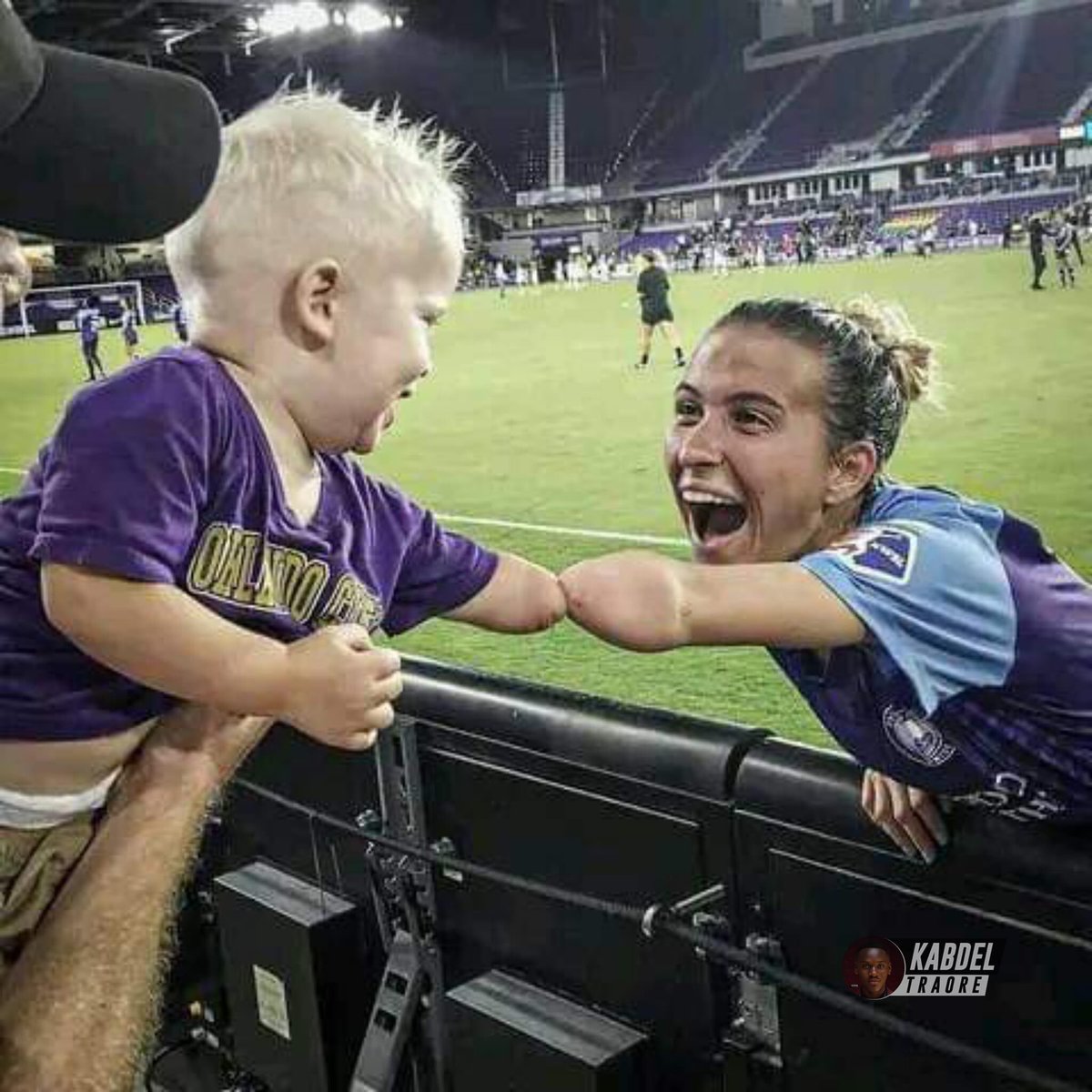 Sgarrupati's tweet photo. I genitori di Joseph hanno postato la foto del figlio che incontra e schiaccia il “pugno” a #CarsonPickett, difensore della squadra di calcio femminile Orlando Pride. Anche la calciatrice è nata senza una mano, e l’incontro tra i due ha commosso migliaia di follower! https://t.co/9Dnss2xeHQ