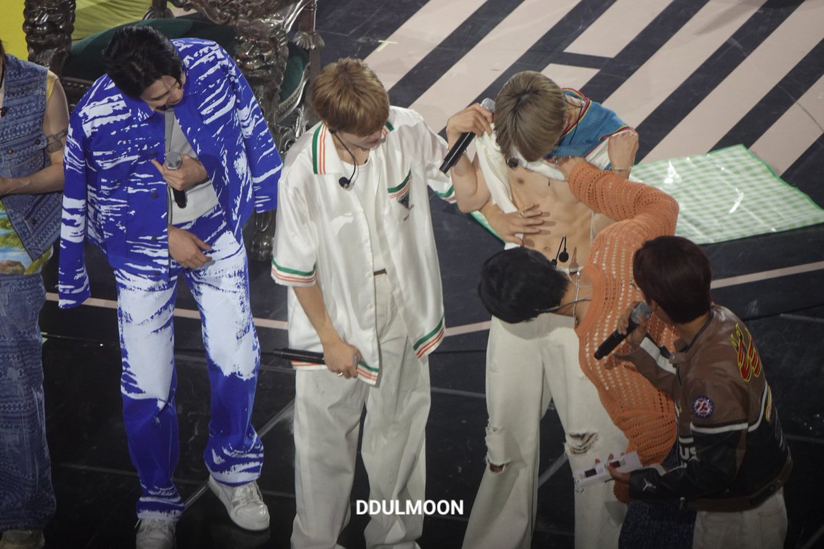 ddulmoon's tweet photo. 230716

🚢🚢🚢 taeil ahh.. your hand 

NCT127 7th Anni FM
Once Upon a 7uly 

#NCT127 #태일 #TAEIL #정우 #JUNGWOO #쟈니 #JOHNNY #해찬 #HAECHAN #Jungil 
#NCT127_ONCE_UPON_A_7ULY https://t.co/BZUZVFpurF