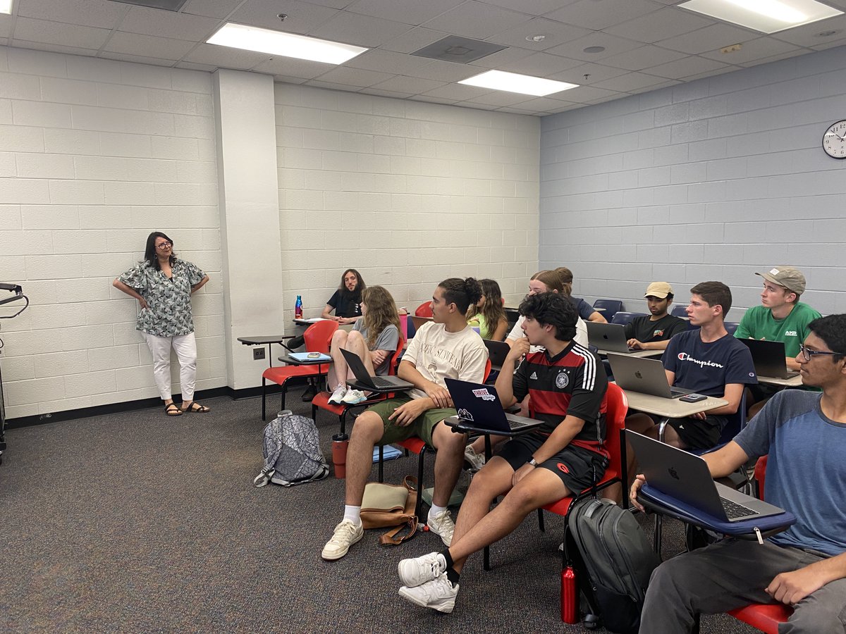 ThriveGeorgia's tweet photo. In the UNIV 1201S classrooms, students are learning about self-regulated learning, building community, metacognition, and more! #thriveatgeorgia https://t.co/hqgGaAi6oP