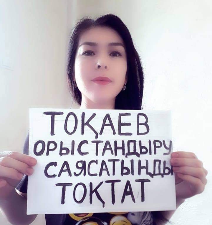 Ол тілін оның қынапшасына терең тығып алды.