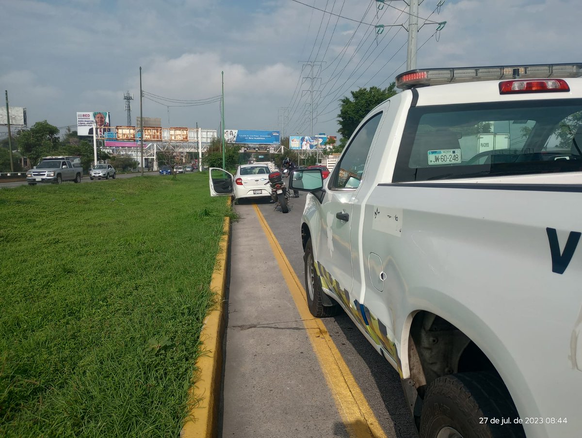 JaliscoVial's tweet photo. ⚠️Se brindó da apoyo a conductor cuyo vehículo presentó fallas mecánicas, en calz. Lázaro Cárdenas y Nodo Vial Revolución. #NosCuidamosTodos 🤜🏻🤛🏻 https://t.co/s7oMfsP3Eb