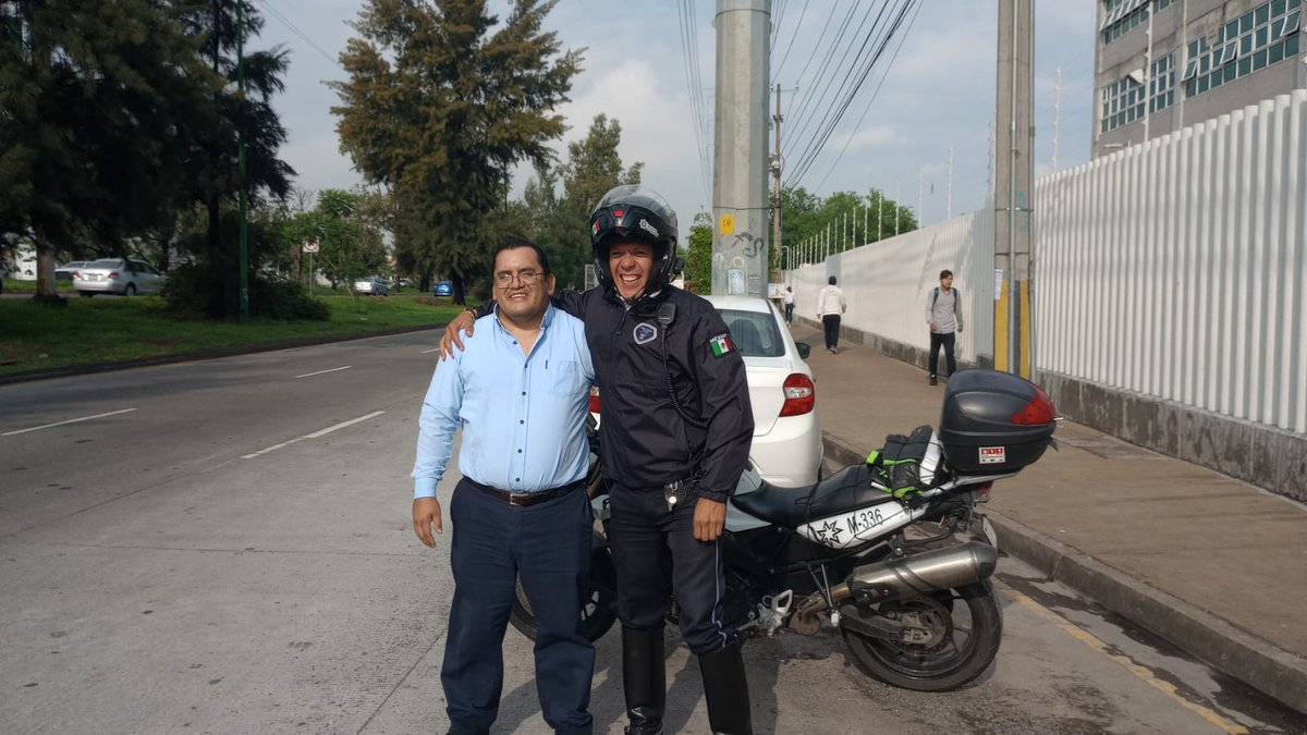 JaliscoVial's tweet photo. ⚠️Se brindó da apoyo a conductor cuyo vehículo presentó fallas mecánicas, en calz. Lázaro Cárdenas y Nodo Vial Revolución. #NosCuidamosTodos 🤜🏻🤛🏻 https://t.co/s7oMfsP3Eb
