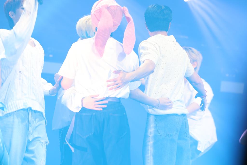 첫 RBW 패밀리 콘서트!!🌈✨️
원위 무대를 보고 다시 한 번 행복이 뭔지 느꼈었어요🥹 여러 콜라보 무대들과 많은 아티스트분들과 함께하는 원위 볼 수 있어서 너무 즐거웠고 다음 팸콘도 함께 할 수 있기를!!👍👍
다음에도 기대하겠습니당💕

#FLNK_EVENT 
#OverTheRainbow_SEOUL 
#THANK_YOU_RBW