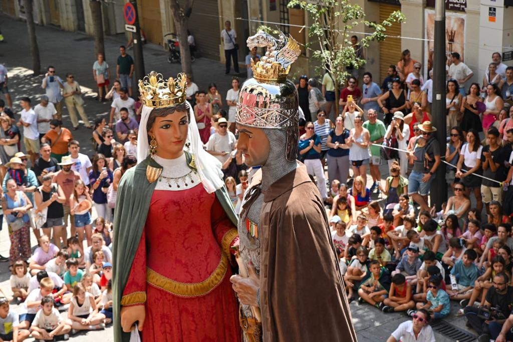 🆕 Us heu fixat que en Robafaves i la Geganta estan més bonics que mai? I és que van d’estrena: en Robafaves estrena casc i punys; i la Geganta, corona #LesSantes 

👉 D'aquí una hora comença la #passada. Ja esteu a punt?