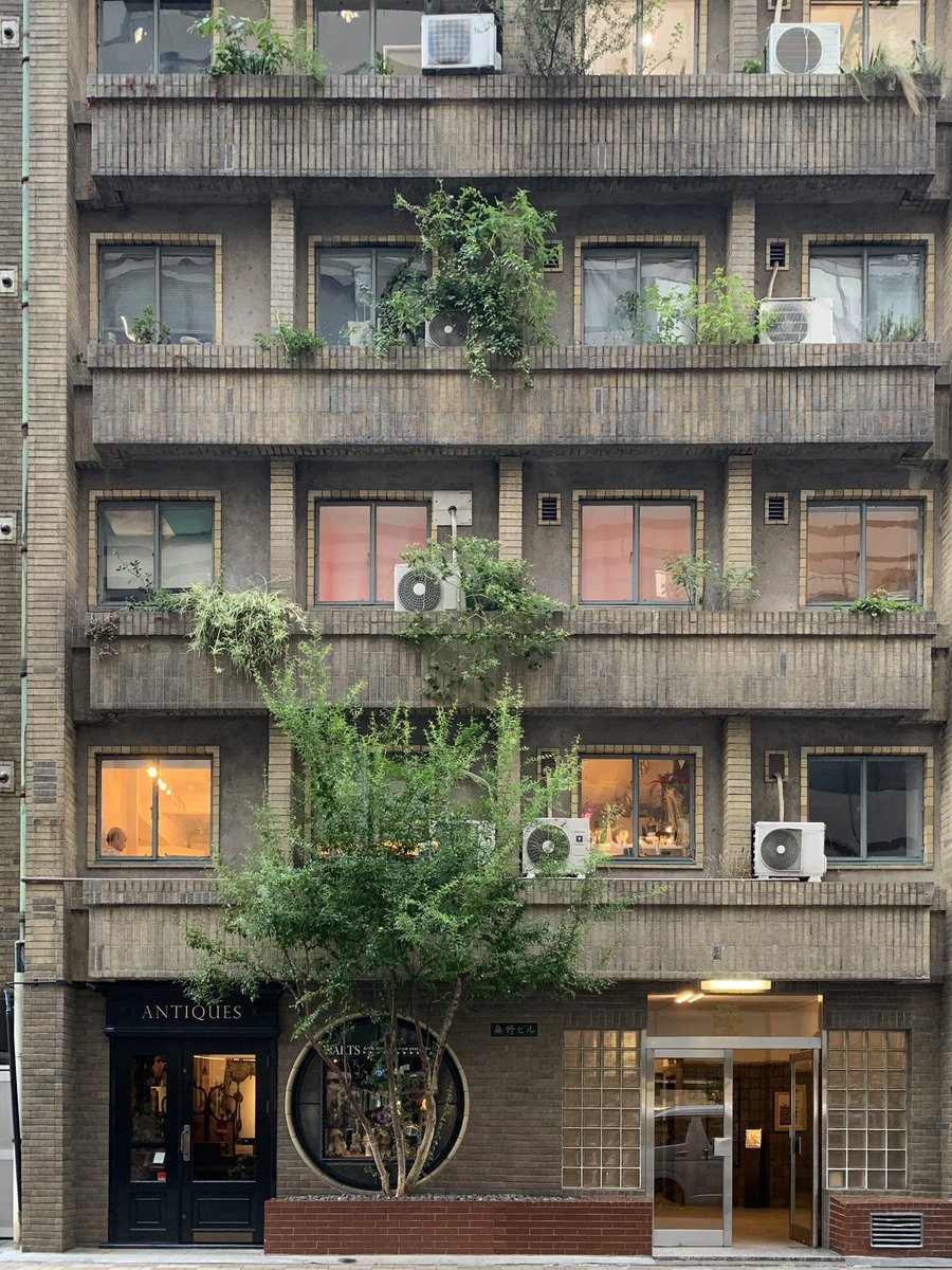 Annette_Hammer's tweet photo. Designed as an apartment building in 1932 , this #Tokyo #modern #architecture today is being used by galleries and antique shops. Interesting plan: Architect #RyōichiKawamoto placed the beautifully tiled staircases just next to each other. https://t.co/NMcOtNxrLk