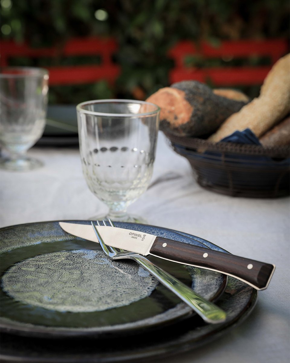 Un style bistrot chic!
La couleur du couteau de table Facette Frêne Sombre peut variée de brun à noir. Son veinage est apparent.

(c) Thierry Vallier
#opinel #opinelknife #myedc #frenchknife #artdelatable #couteaudetable #tableknives #décoration #décotable #frene #facette