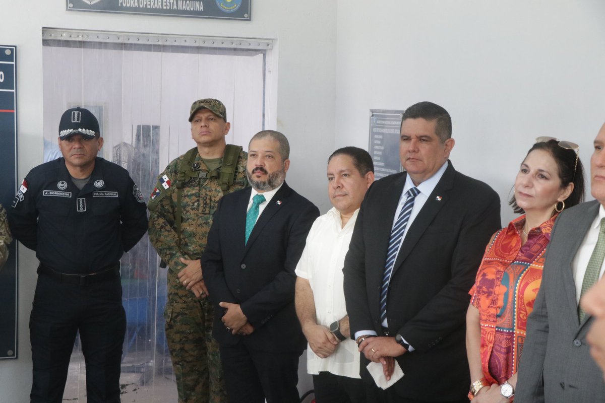 senafrontpanama's tweet photo. El director general Jorge Gobea, estuvo junto al ministro y el viceministro del @MinSegPma en la ceremonia de destrucción de 1,062 armas de fuego, recuperadas a través del Programa Pacificando Mi Barrio realizado en Chepo, Panamá Oeste y Coclé. https://t.co/ARLyaQWCLS