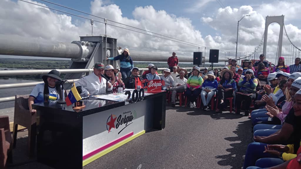 Carlos Rodríguez (@r_carlospsuv) on Twitter photo #hoy en el programa radial #200 En Directo con Sergio, desde nuestro magestioso Puente Angostura orgullo de los bolivarenses
<a href="/comandosergioh/">Sergio Hernandez</a>
<a href="/NicolasMaduro/">Nicolás Maduro</a>
<a href="/amarcanopsuv/">Ángel Marcano</a>
#MaduroSiVa
#UnidosConBolívarYChávez #hoy en el programa radial #200 En Directo con Sergio, desde nuestro magestioso Puente Angostura orgullo de los bolivarenses
<a href="/comandosergioh/">Sergio Hernandez</a>
<a href="/NicolasMaduro/">Nicolás Maduro</a>
<a href="/amarcanopsuv/">Ángel Marcano</a>
#MaduroSiVa
#UnidosConBolívarYChávez