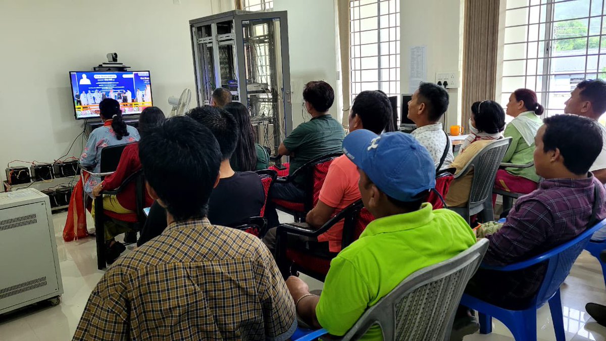 ToktilM's tweet photo. Happy Farmers of Lower Dibang Valley District witnessed the live telecast of the released of 14th installment of PM-Kisan Samman Nidhi Yozna worth over Rs 17,000 crore to more than 8.5 crores Indian farmers today, along with DC Roing, Smt @SoumyaS_IAS and Officials of Agril Dept. https://t.co/XLcv7ic9zn
