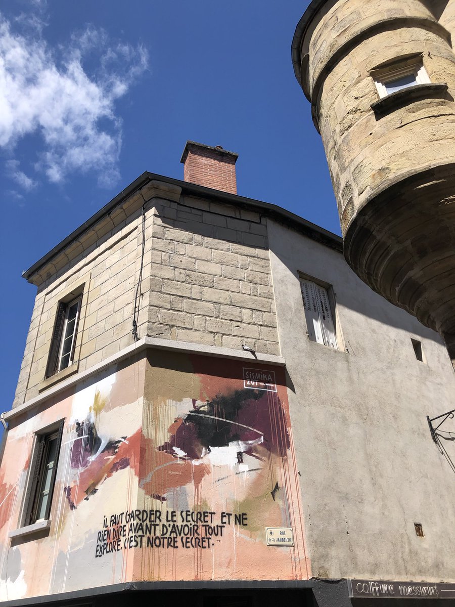 patvigier's tweet photo. Juxtaposition de styles et d’époques mais toujours en couleurs, sous le ciel bleu de #brivelagaillarde
@CorrezeTourisme #streetart #collegiale #maisondesechevins https://t.co/MmKXrkFoAo
