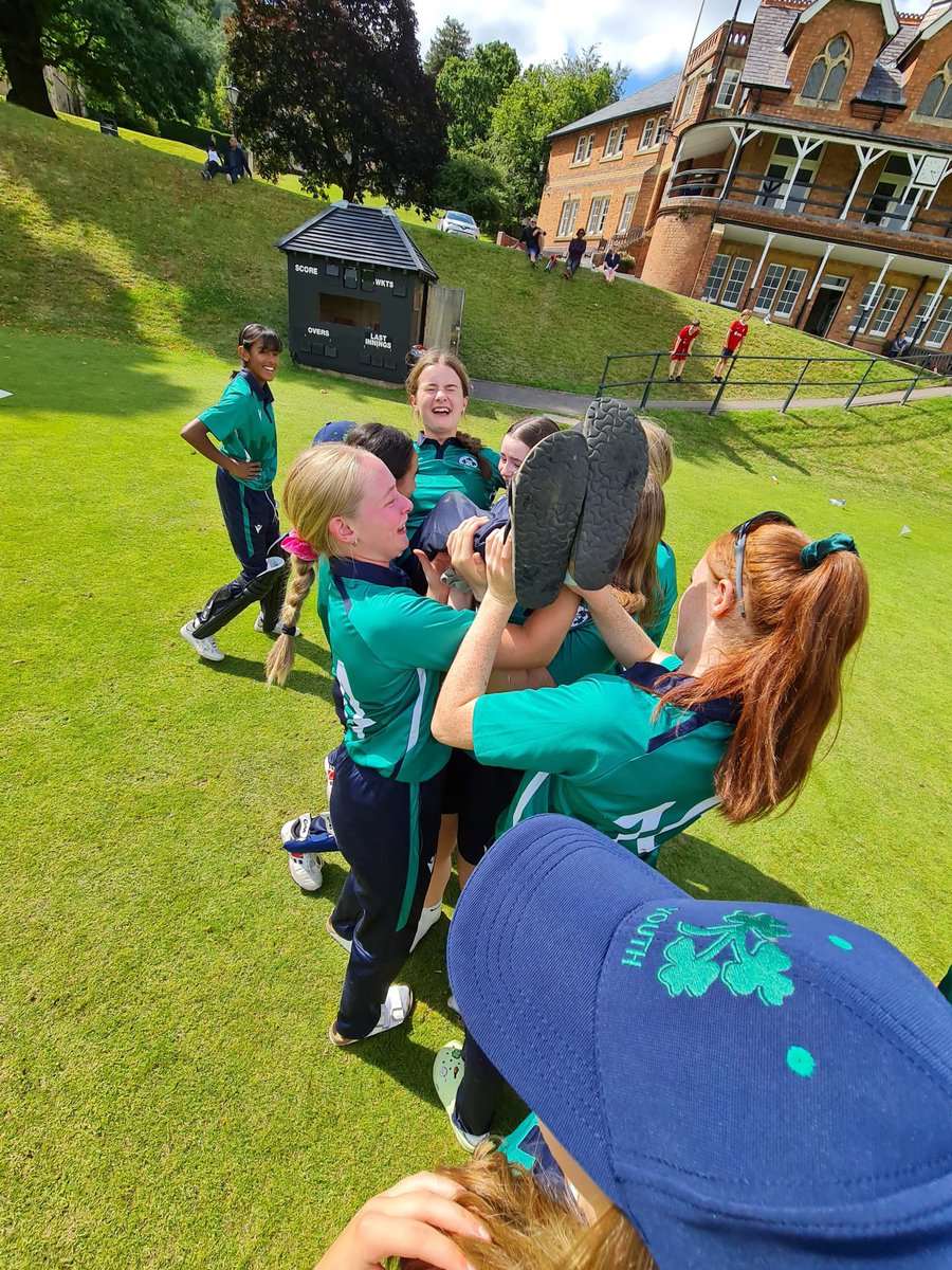 IrishWomensCric's tweet photo. A very Happy Birthday to @DundrumCC ‘s Joscelyn Wright who turned 15 today 🥳

She was presented with a lovely birthday cake by her team-mates, along with the obligatory bumps. 

It’s a day she won’t forget in a hurry!

#IrishCricket ☘️🏏 #YouthInternationals #MalvernCricketFestival