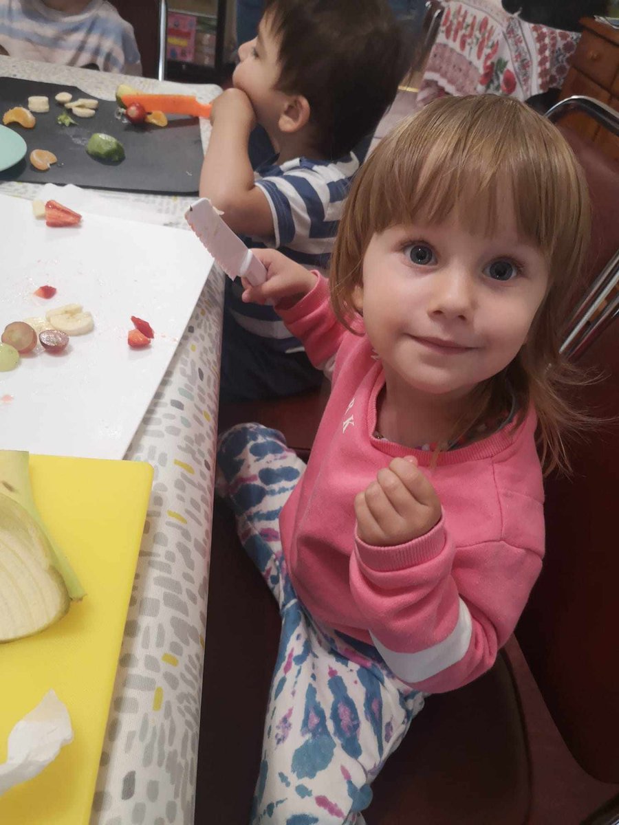 EdinComFood's tweet photo. Laura had a great afternoon today with @AUGBEdinburgh. The group made beautiful fruit rainbows which went down very well! Food play at a young age is key to developing a strong relationship with food 🌈🍇🍌🍓🥝
#ukrainecommunity #ukraniancommunity #earlyyearsnutrition https://t.co/a9dnAXjG4g