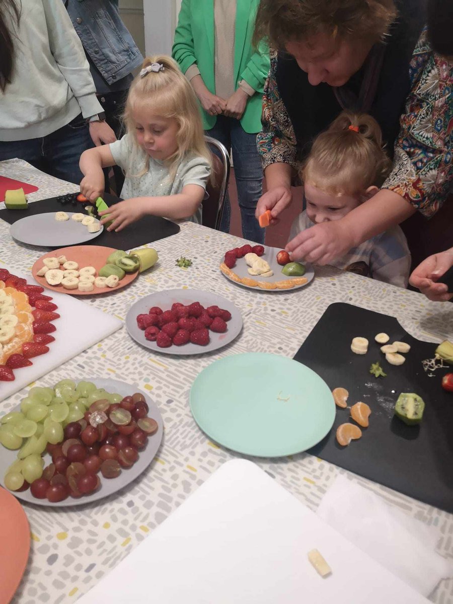 EdinComFood's tweet photo. Laura had a great afternoon today with @AUGBEdinburgh. The group made beautiful fruit rainbows which went down very well! Food play at a young age is key to developing a strong relationship with food 🌈🍇🍌🍓🥝
#ukrainecommunity #ukraniancommunity #earlyyearsnutrition https://t.co/a9dnAXjG4g