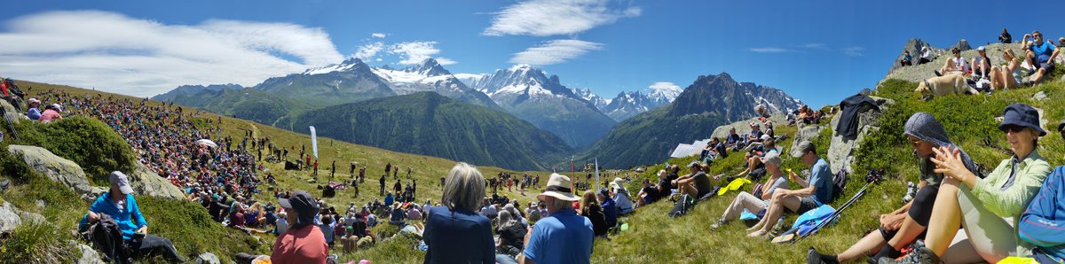 ThomasPillon's tweet photo. Deux heures de marche pour arriver au sommet des montagnes et en prendre plein la vue et les oreilles. Merci #CosmoJazz ❤️ https://t.co/utAkcKfkhm