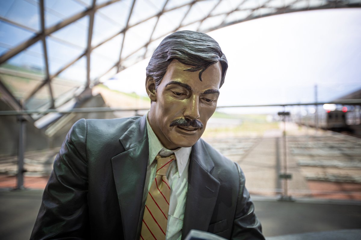 DENAirport's tweet photo. Great Scott! It's a bronze man hanging out at the Transit Center! The hair! The tie! The suit! 😎

He's a man on a mission to take a break. "Welcome to My Office" by Seward Johnson is our latest art piece highlighting essential lifestyles, habits and contemporary culture. https://t.co/VmuWdWaK8u