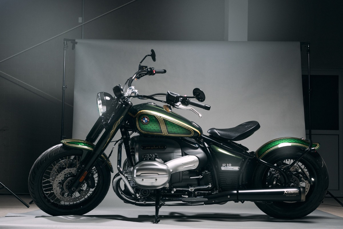 BMWMotorrad's tweet photo. The custom-built #BMWR18 "Tylos" reflects the greenery of ancient Bahrain. 💚 

The unique painting of green and yellow is partly made of 21-carat gold leaves.

#MakeLifeARide #BMWR18Custom #CustomBike #NotForSale #BMWMotorrad https://t.co/eeeac0zALy