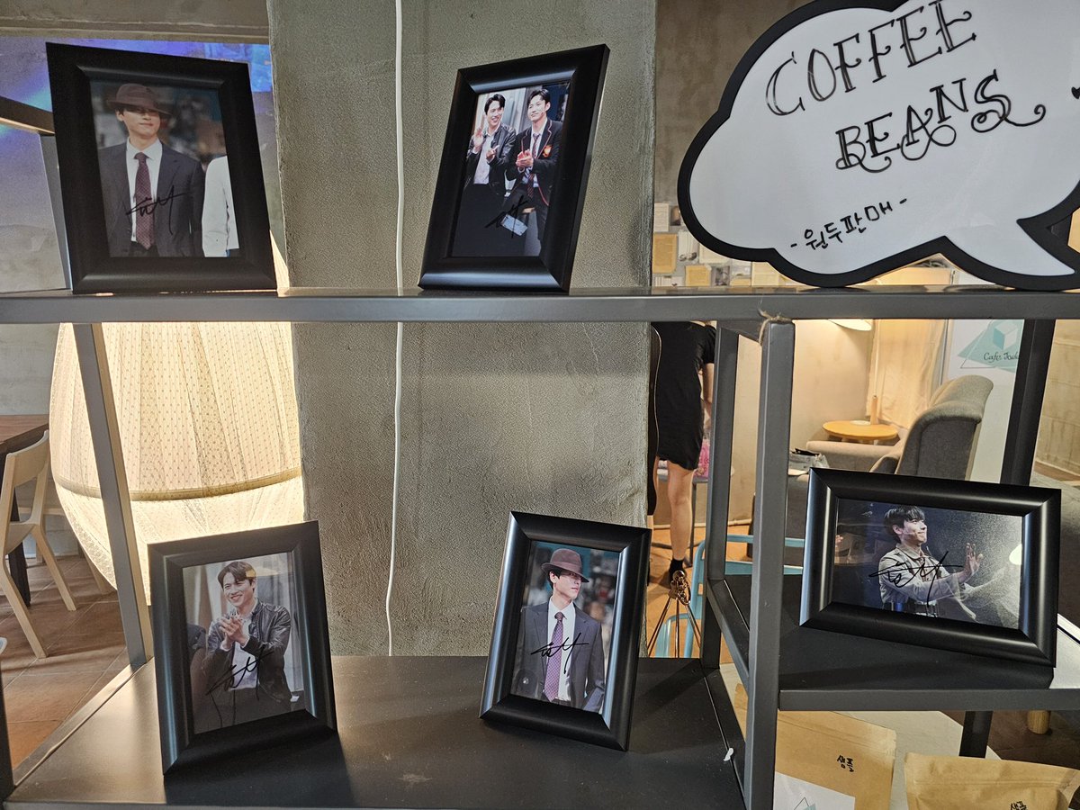 Memory_of_SW's tweet photo. 오늘(7/27) 낮에 배우님께서 카페에 방문해주셔서 디피용 사진에 싸인을 해주시고 가셨습니다☺️

방문해주신 후 카페 구경과
“윤승우 귀여워”세트를 구매해주셨다고 카페 사장님께서 전달 해 주셨습니다!

방문해주셔서 사진에 싸인과 쿠키세트를 구매해주신 배우님께 감사드립니다:) https://t.co/8AQ6RzVNjp