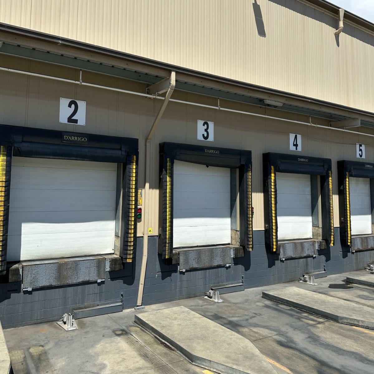 AndyBoyInc's tweet photo. The cross dock and consolidation services we offer aim to ensure optimal freshness and efficiency to better serve our valued customers. 🥦📦🚚 #salinasvally #AndyBoy #DArrigoCA #eatyourveggies #themoreyouknow https://t.co/BFXCrTgVmj