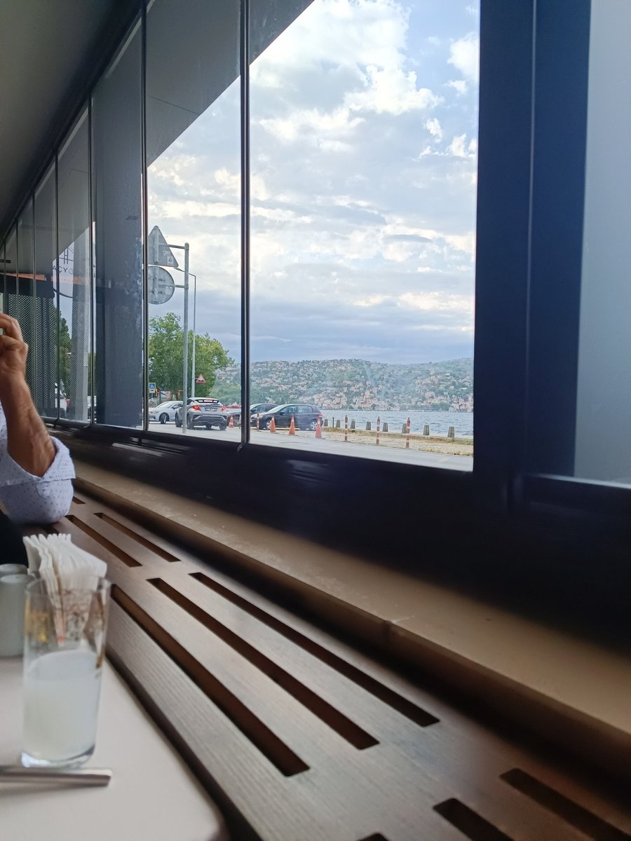 Burcukmutlu's tweet photo. Hayat kisa , kuslar ucuyor 🕊️ https://t.co/RfZT4vQ76A