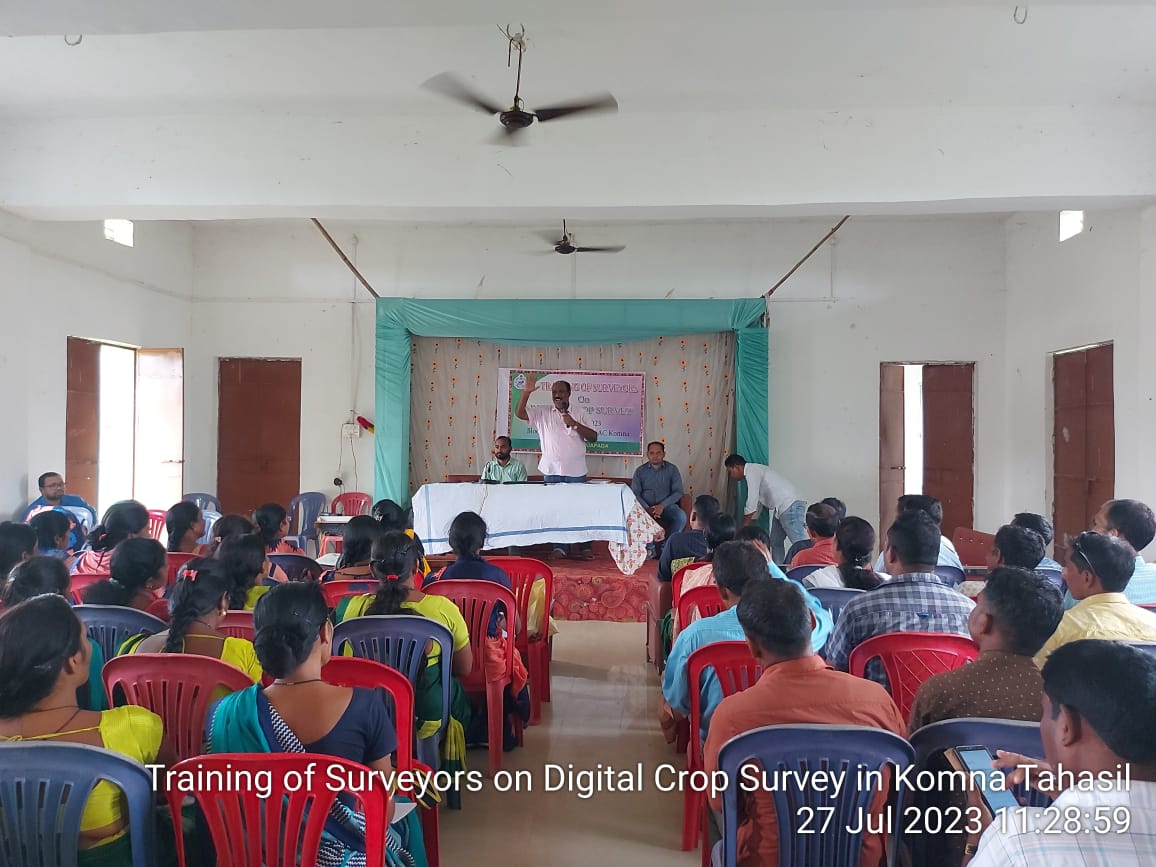 CDAONuapada's tweet photo. Today Digital Crop Survey training imparted to surveyors, supervisor in Nuapada and Komna block . Objective of DCS , hands-on training on mobile App i.e Agri stack  was demonstrated.@DM_Nuapada @arvindpadhee @premcchaudhary @krushibibhag @rajaaswain @rdmodisha https://t.co/EI3WURm1oT