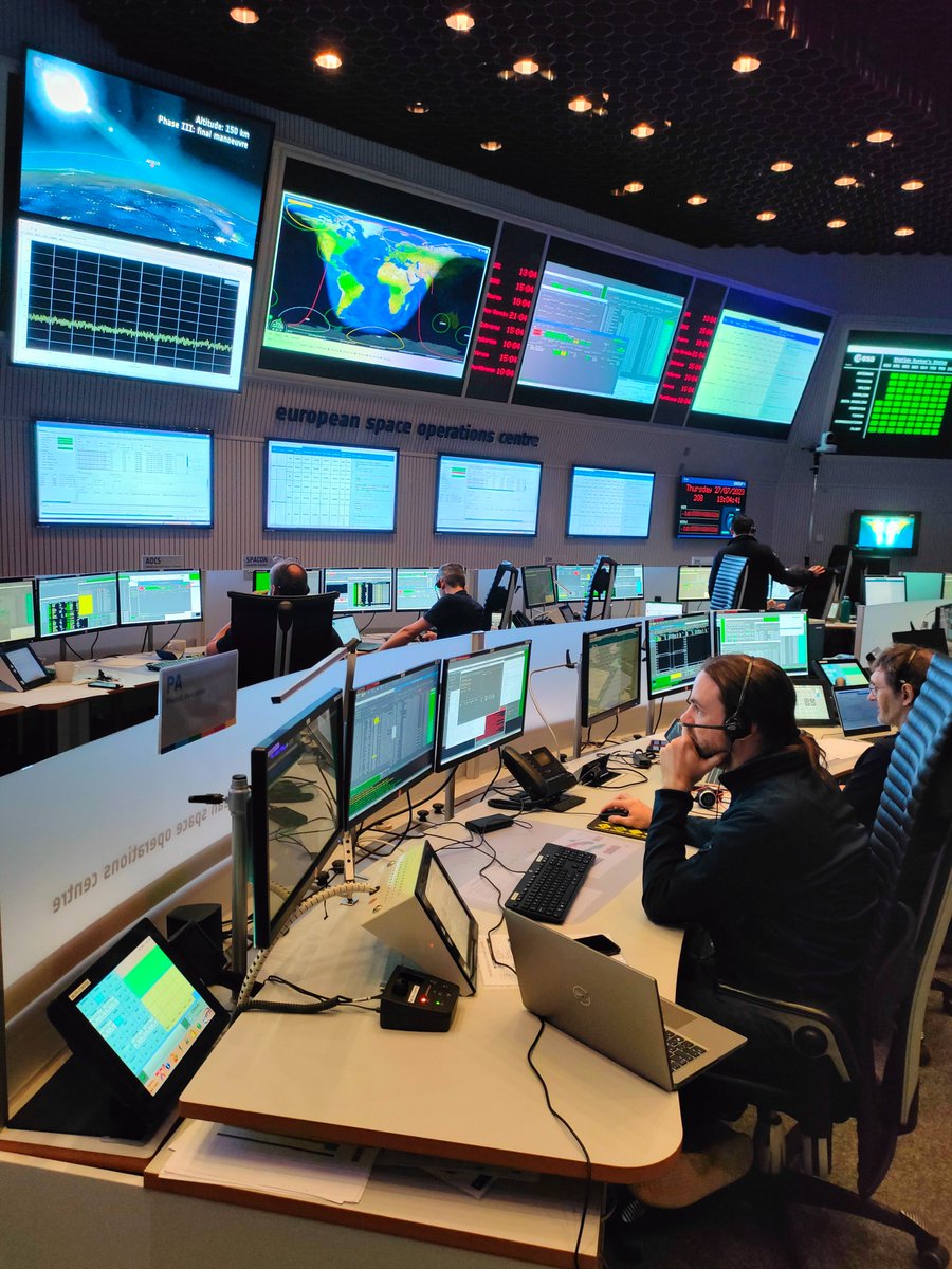 esa_aeolus's tweet image. Faces of concentration here in #MissionControl on a packed day of action

#ByeByeAeolus
