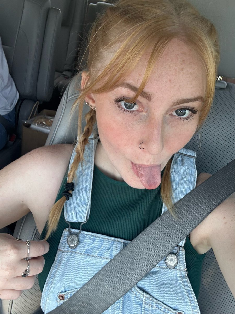 auds_14's tweet photo. lover girl in overalls https://t.co/3BSbAgL8kj