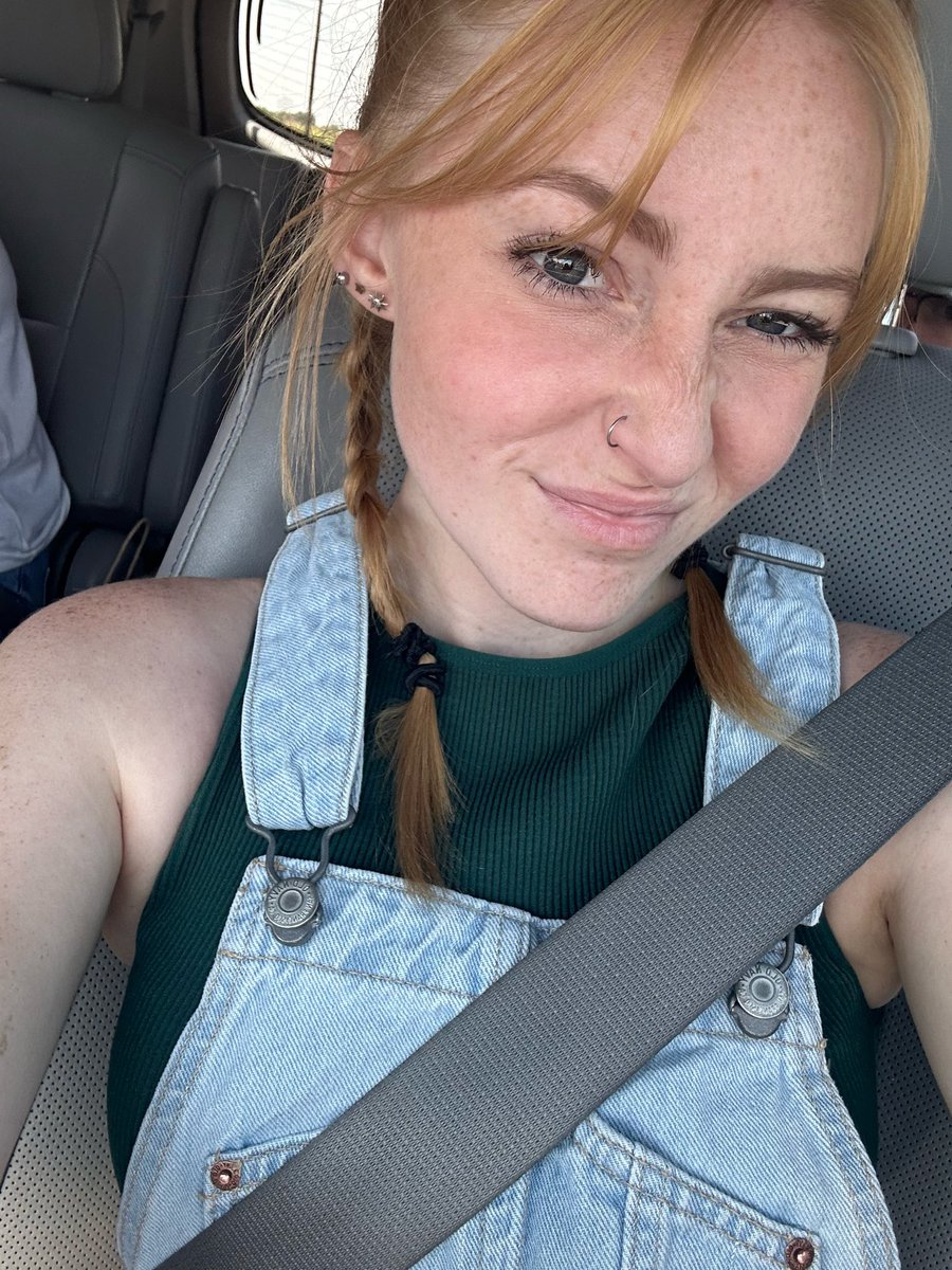 auds_14's tweet photo. lover girl in overalls https://t.co/3BSbAgL8kj