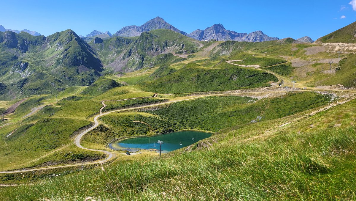 FabienMousset's tweet photo. Entre #HauteGaronne et #HautesPyrenees, les paysages sont majestueux : lac boum de Soulas, #Peyragudes village et station, #CapDesHittes https://t.co/nJTR6NZKgU