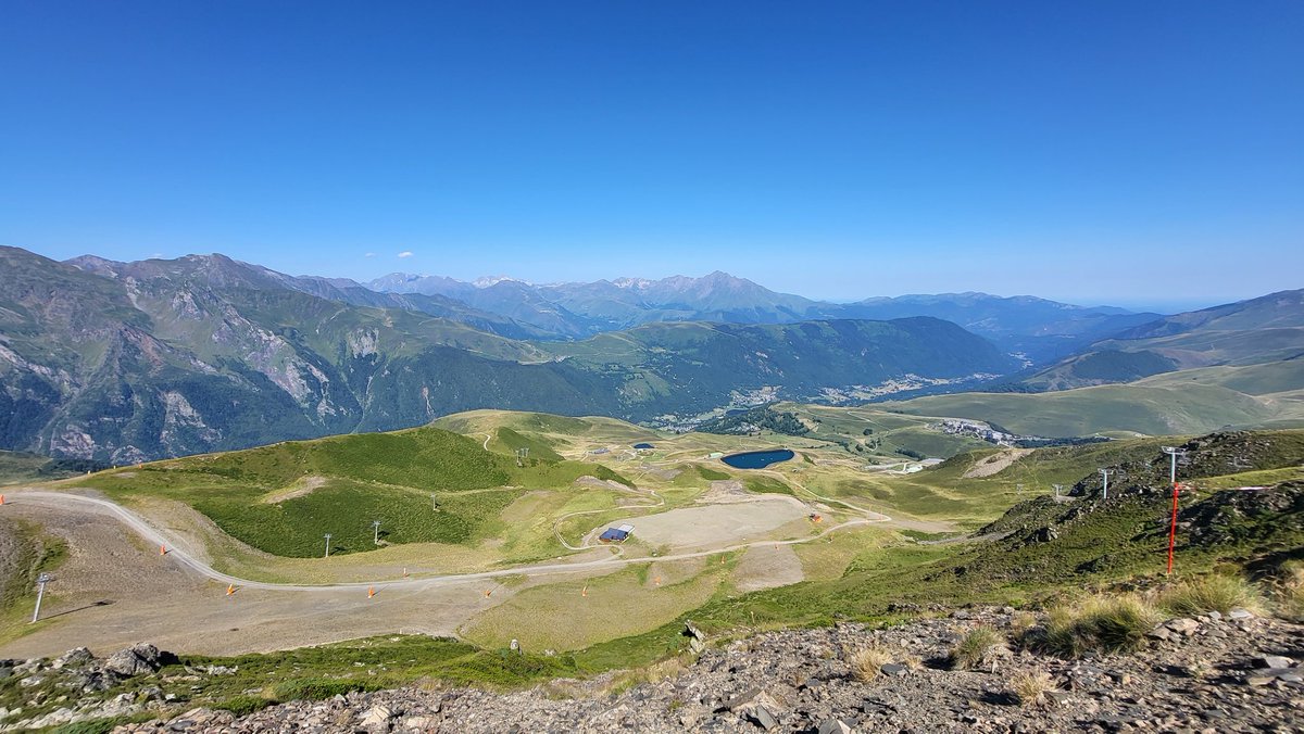 FabienMousset's tweet photo. Entre #HauteGaronne et #HautesPyrenees, les paysages sont majestueux : lac boum de Soulas, #Peyragudes village et station, #CapDesHittes https://t.co/nJTR6NZKgU