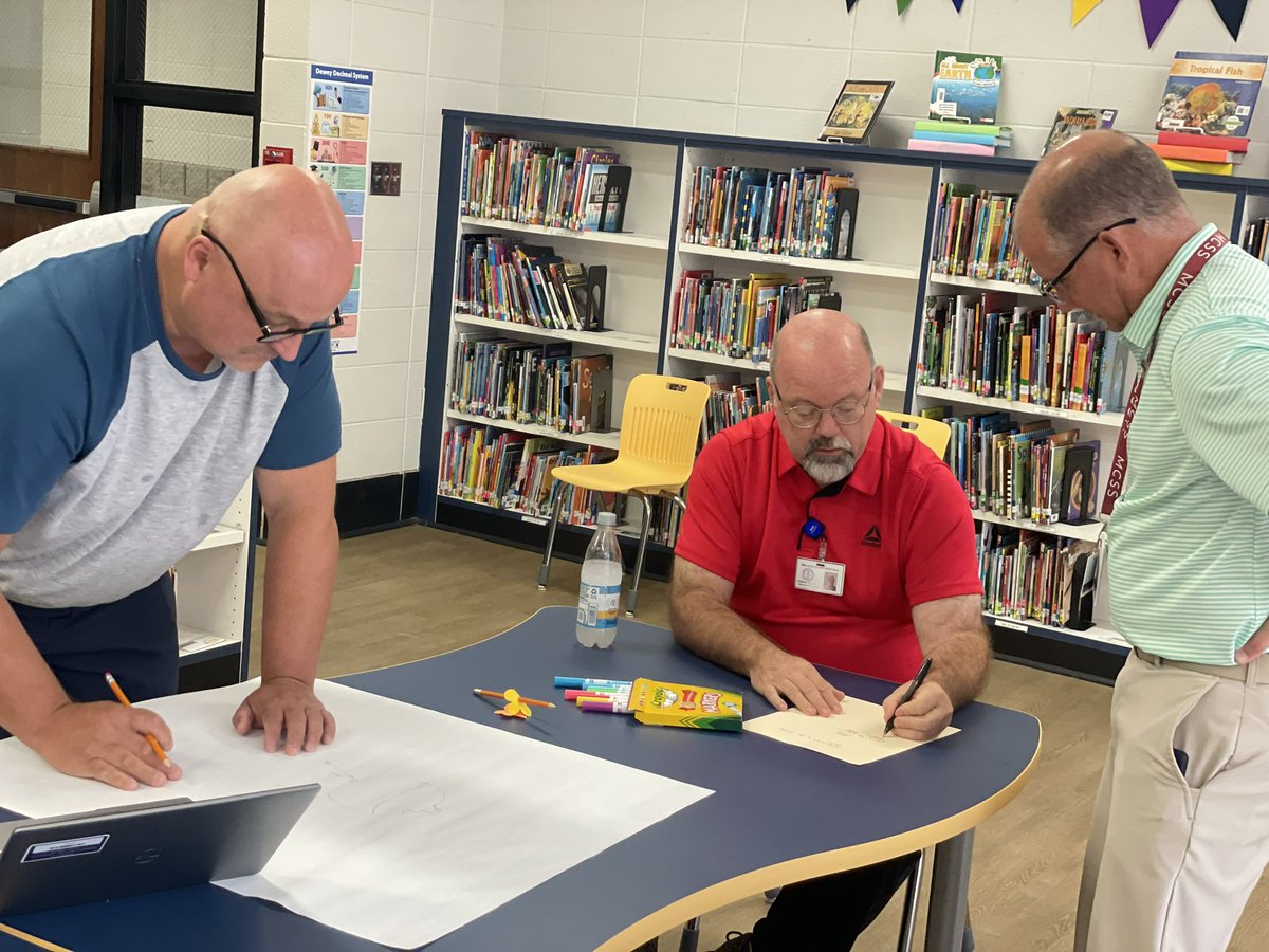 RachelEvans05's tweet image. We’ve got a fun group of @MadCoSchools elementary educators learning all about Decomposition during Computer Science Fundamentals Day 1 training with the fabulous Sharon Drake @shadrak1 from @codeorg! #MCSScomputerscience #ThePowerOfUs #AllSystemsGo