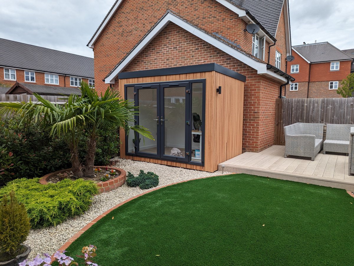 urbanescapes's tweet photo. Check out this garden office oasis which we recently completed for our customer Gemma 🤩

Read all about her new garden office here  https://t.co/9Vzdn8Zipo

#gardenoffice #gardenroom #gardenstudios #gardenpods https://t.co/Y1r0ASv8lj
