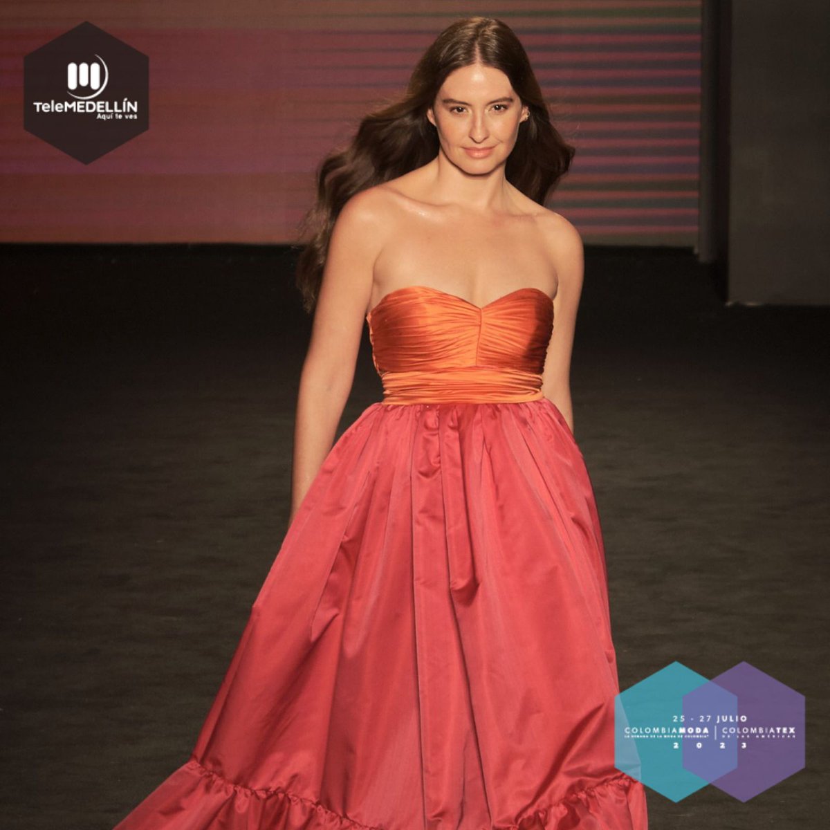Telemedellin's tweet image. #TMEsModa | La elegancia plasmada en prendas cotidianas fue lo que más resaltó en la pasarela Arkitect x Francesca Miranda en #Colombiamoda2023 + #Colombiatex2023. 👗🧶🤩

Disfruta de la transmisión de todas las pasarelas en nuestra app #TM+ y en nuestras plataformas digitales.