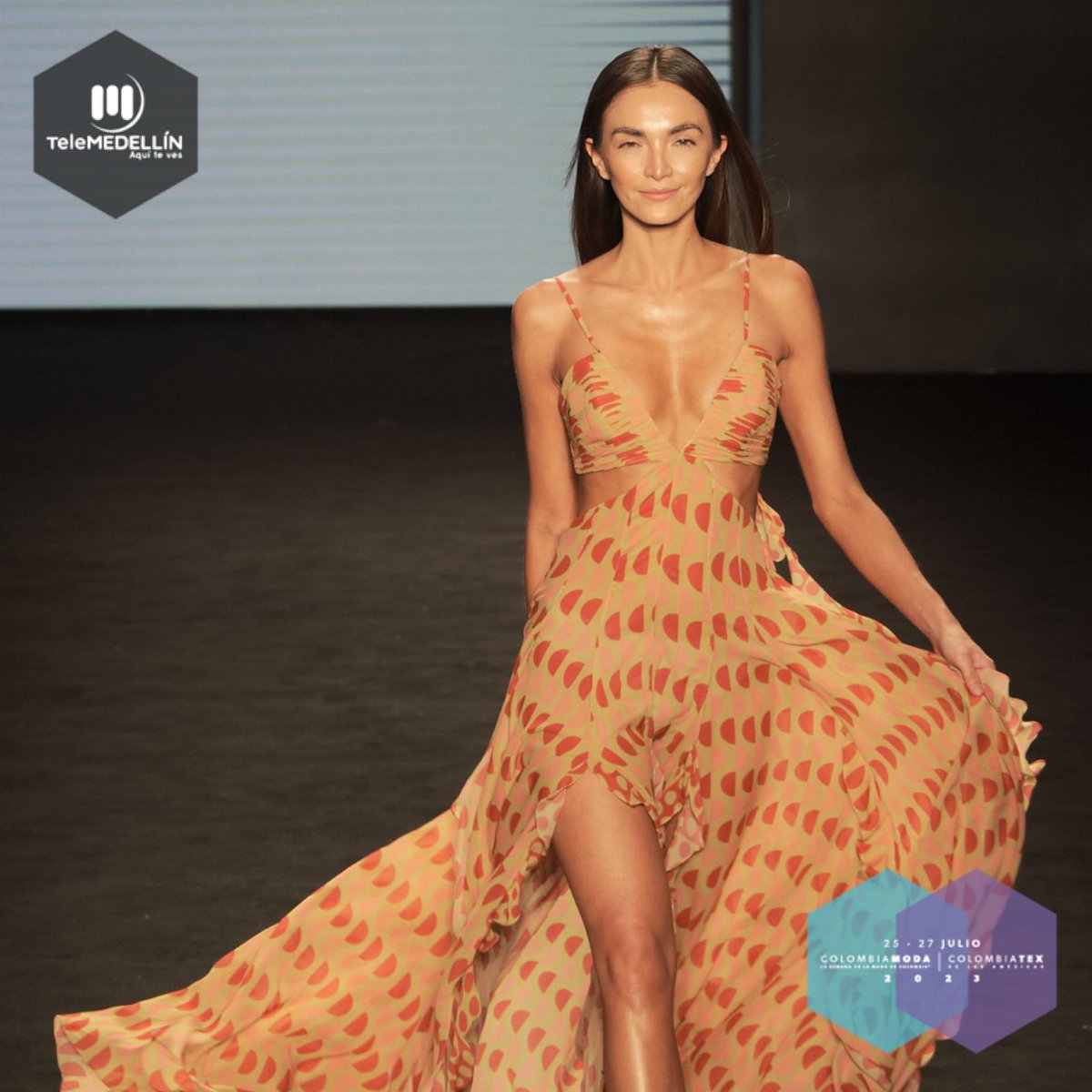Telemedellin's tweet image. #TMEsModa | La elegancia plasmada en prendas cotidianas fue lo que más resaltó en la pasarela Arkitect x Francesca Miranda en #Colombiamoda2023 + #Colombiatex2023. 👗🧶🤩

Disfruta de la transmisión de todas las pasarelas en nuestra app #TM+ y en nuestras plataformas digitales.