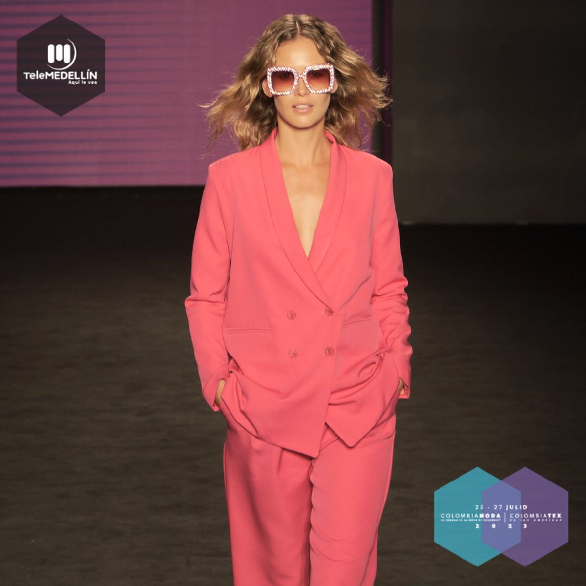 Telemedellin's tweet image. #TMEsModa | La elegancia plasmada en prendas cotidianas fue lo que más resaltó en la pasarela Arkitect x Francesca Miranda en #Colombiamoda2023 + #Colombiatex2023. 👗🧶🤩

Disfruta de la transmisión de todas las pasarelas en nuestra app #TM+ y en nuestras plataformas digitales.