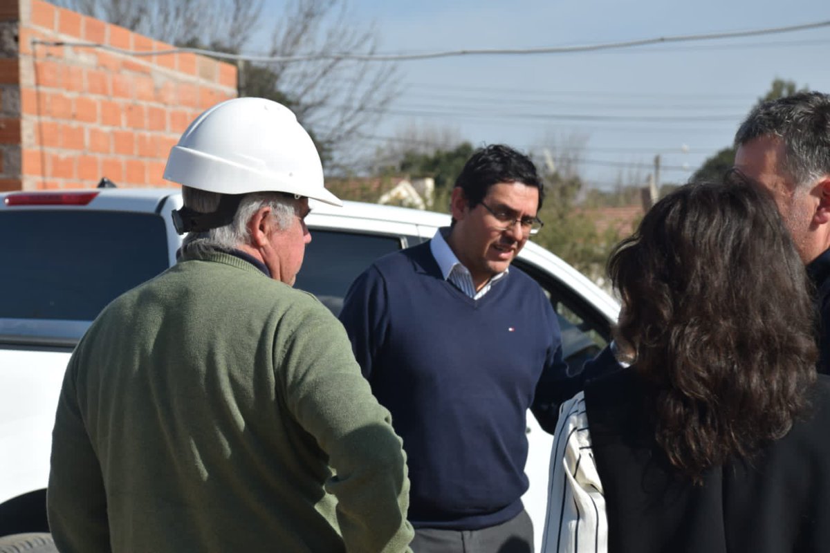 solisg79's tweet photo. 🙋🏻‍♂️ Junto a @JPNegroARQ recorrimos los avances de obra de las 𝟰𝟬 𝘃𝗶𝘃𝗶𝗲𝗻𝗱𝗮𝘀🏡 #Procrear, en la zona norte de la ciudad. Dialogamos sobre temas dentro del esquema de trabajo, como infraestructura de agua y cloacas, fachadas de las viviendas, espacios y avance de obra. https://t.co/S0Um54DYCK