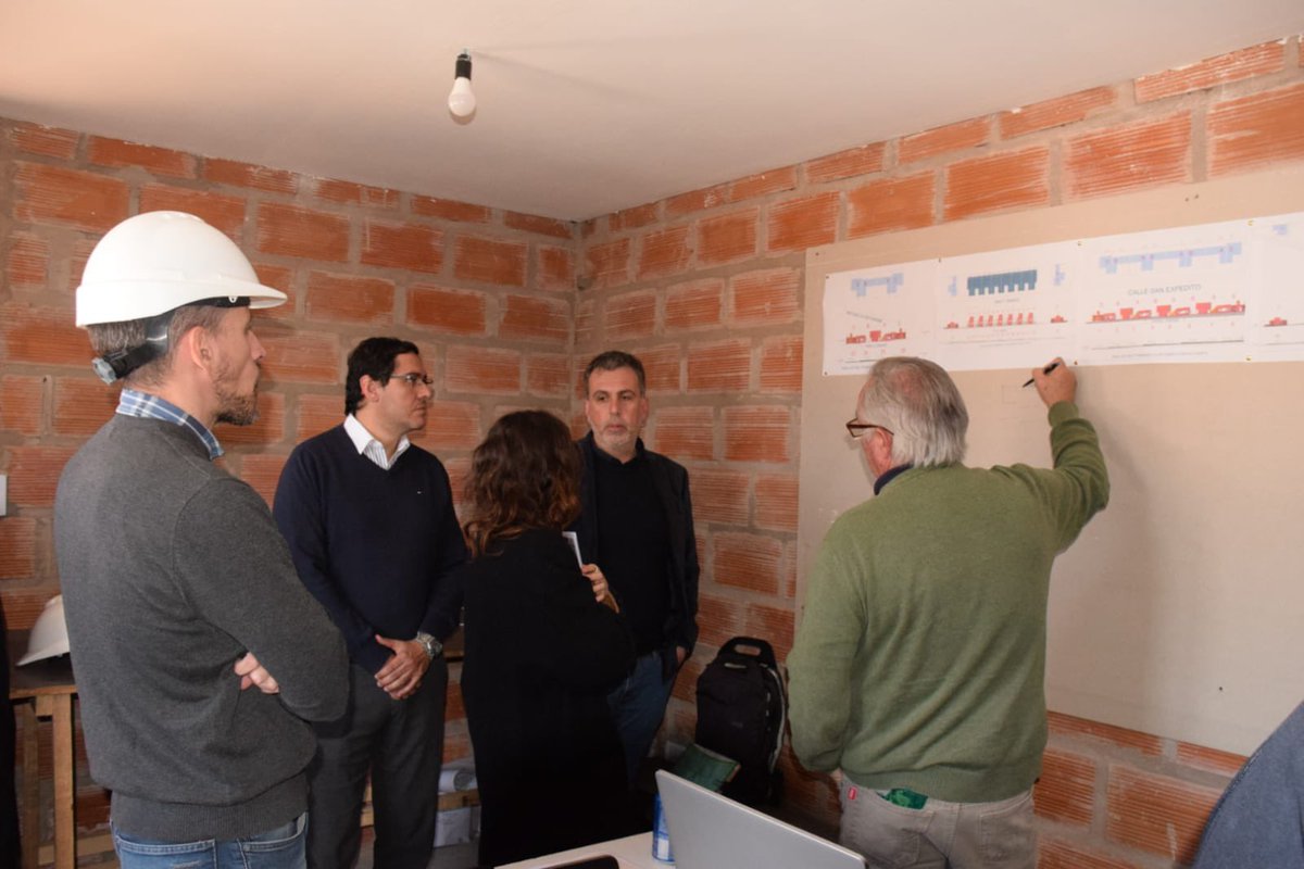 🙋🏻‍♂️ Junto a <a href="/JPNegroARQ/">Juan Pablo Negro</a> recorrimos los avances de obra de las 𝟰𝟬 𝘃𝗶𝘃𝗶𝗲𝗻𝗱𝗮𝘀🏡 #Procrear, en la zona norte de la ciudad. Dialogamos sobre temas dentro del esquema de trabajo, como infraestructura de agua y cloacas, fachadas de las viviendas, espacios y avance de obra.