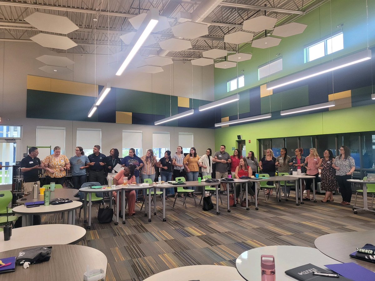Welcoming our new teachers to @HCPS_SumnerHS we are so excited to have you join our team! #weareconnected #stingraysbelieve #stingraysachieve