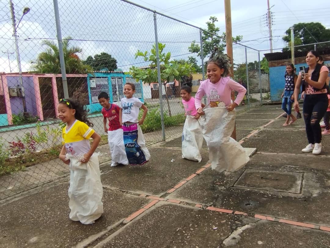 FNNSimon's tweet photo. Aproximadamente 200 niños, niñas y adolescentes de las Casas de los Niños de nuestra regional Apure disfrutan de diversas actividades de esparcimiento durante estos primeros días del plan vacacional 2023 “Mundo de Colores” @PresidencialVen @ConCiliaFlores @elninosimonapu1 https://t.co/VOAcA1YIHO