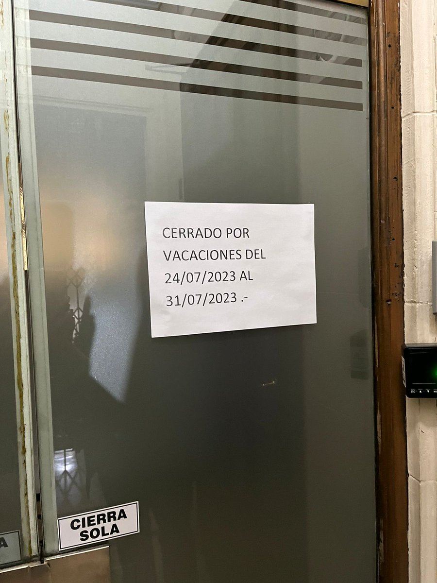 jotaalonso's tweet photo. #Urgente
Ahora: escándalo protagonizado por @PatoBullrich @gmilman y el Instituto de Seguridad que usaron para recaudar 90 millones de pesos con pagos millonarios para ambos en plena campaña electoral. La intervención del Ministerio de Justicia no pudo entrar porque está cerrado por "vacaciones" hasta el 31 de julio. 
La interventora Norma Cristóbal se presentó con un escribano pero no logró ingresar porque @PatoBullrich cerró sus oficinas, aunque sigue de campaña en la Sociedad Rural y los canales de televisión cercanos a @mauriciomacri.
La consultora EYS pagó cifras millonarias a Bullrich y a Milman. Éste último recibió 2.776.170 pesos a través de 11 facturas realizadas por la consultora que comparte el domicilio de @PatoBullrich. O sea que ella paga? Pues bien, según los registros contables la ex ministra de De la Rúa y Macri recibió 3.550.000 pesos en el marco de una Fundación sin fines de lucro. Si se inscribió como una Asociación Civil cómo puede ser posible que en 2019 haya recaudado menos de 800 pesos y en 2021 unos 90 millones de pesos? 
El perito informático Jorge Adolfo Teodoro, que borró los teléfonos celulares de las secretarias de Milman (testigos en una causa por el intento de asesinato de @CFKArgentina) también cobró cifras millonarias por medio de la Fundación de Bullrich. Teodoro ahora es el jefe de "tecnología" de la Alianza de @juntoscambioar. 👇