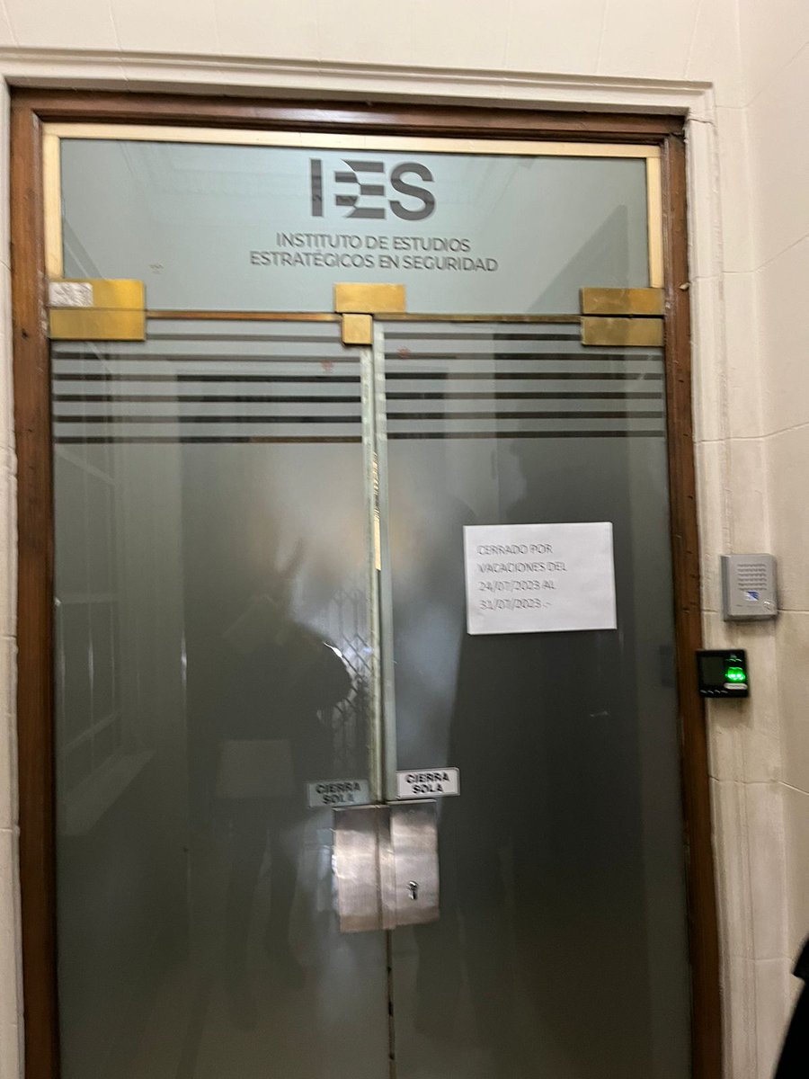 jotaalonso's tweet photo. #Urgente
Ahora: escándalo protagonizado por @PatoBullrich @gmilman y el Instituto de Seguridad que usaron para recaudar 90 millones de pesos con pagos millonarios para ambos en plena campaña electoral. La intervención del Ministerio de Justicia no pudo entrar porque está cerrado por "vacaciones" hasta el 31 de julio. 
La interventora Norma Cristóbal se presentó con un escribano pero no logró ingresar porque @PatoBullrich cerró sus oficinas, aunque sigue de campaña en la Sociedad Rural y los canales de televisión cercanos a @mauriciomacri.
La consultora EYS pagó cifras millonarias a Bullrich y a Milman. Éste último recibió 2.776.170 pesos a través de 11 facturas realizadas por la consultora que comparte el domicilio de @PatoBullrich. O sea que ella paga? Pues bien, según los registros contables la ex ministra de De la Rúa y Macri recibió 3.550.000 pesos en el marco de una Fundación sin fines de lucro. Si se inscribió como una Asociación Civil cómo puede ser posible que en 2019 haya recaudado menos de 800 pesos y en 2021 unos 90 millones de pesos? 
El perito informático Jorge Adolfo Teodoro, que borró los teléfonos celulares de las secretarias de Milman (testigos en una causa por el intento de asesinato de @CFKArgentina) también cobró cifras millonarias por medio de la Fundación de Bullrich. Teodoro ahora es el jefe de "tecnología" de la Alianza de @juntoscambioar. 👇