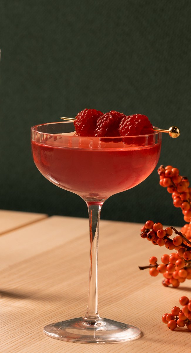 Looking for the perfect Thursday night #cocktail? Think pink... 🍸 #BrunchSips #BrunchCocktails #GinCocktailRecipe #ScottishGin #TheBotanistGin #martini #cloverclub #raspberry #sherry #pink