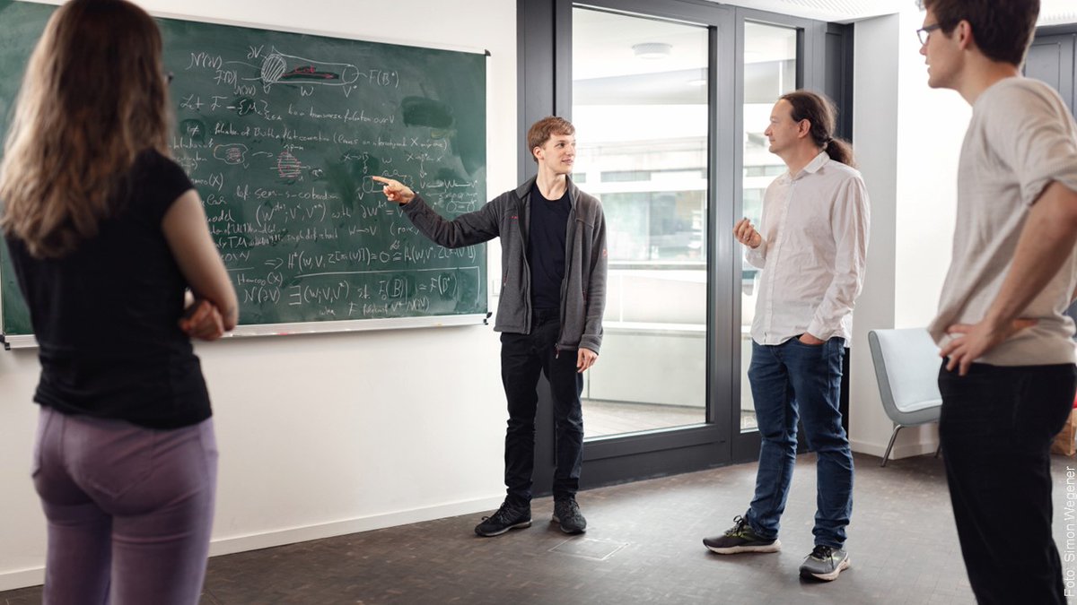 UniCologne's tweet image. 🔢Die Zukunft des Rechnens?  - Der #Quantencomputer💡💻 Forscher*innen @ML4Q_cluster arbeiten an bahnbrechender Technologie, die Berechnungen millionenfach schneller durchführt. Mehr über die Quantenwelt im neuen #UniMagazin ➡️ uni.koeln/R9R7L