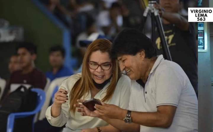 Alejand07215192's tweet photo. Porque está en Bolivia la señora IRIS BARELA? Quien es perseguida en todo el mundo por haber creado las milicias armadas para el régimen Sanguinario De Venezuela 🤔 Están entrenando a los seguidores sanguinarios del pedofilo para atacar al pueblo????? https://t.co/xhSyHGTJCC