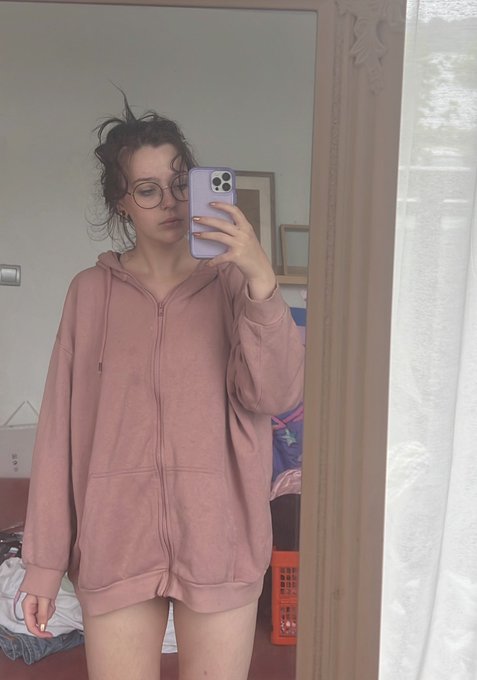 Sleepy messy girl movie trope https://t.co/BWuh51aS6y<a href="/tag/onweer"class="tags"><span>#onweer</span></a>