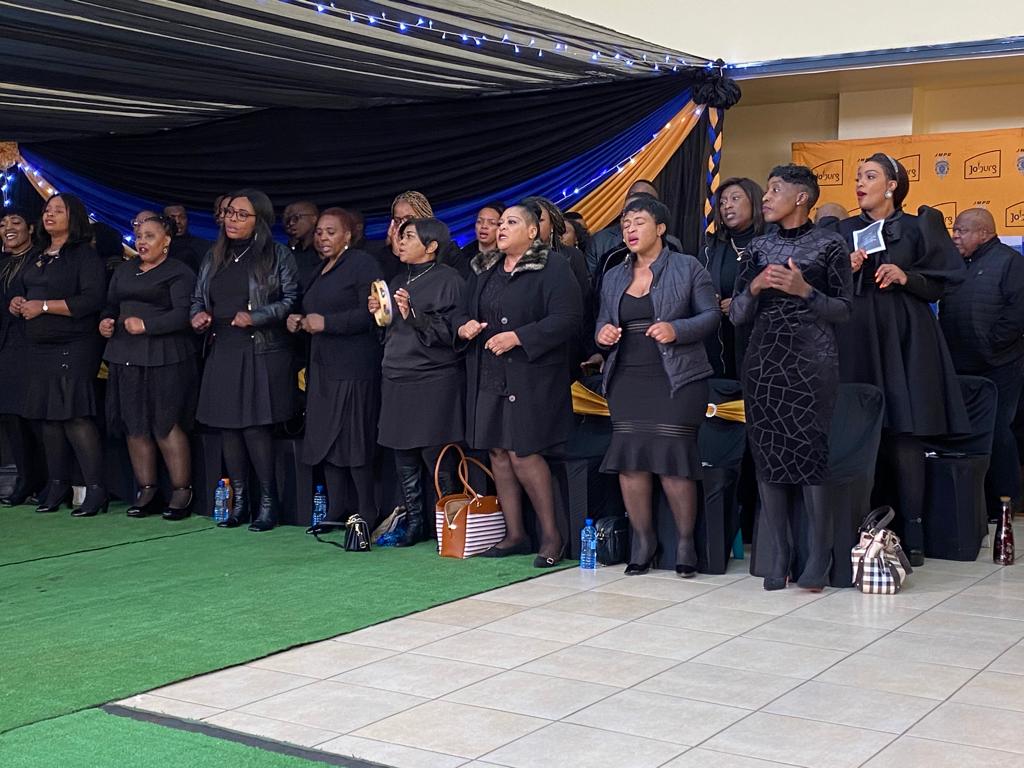 JoburgMPD's tweet photo. #JMPD leadership & staff have joined the Thoka & Makhubele families for the memorial service of Officer E Thoka & Officer V Makhubele at JMPD Wemmer Complex
Our Heartfelt Condolences to their families, friends & colleagues May their souls Rest in Eternal Peace #RIPColleagues๐๐ฎ๐พโโ๏ธ https://t.co/XGiRSg0Ruj
