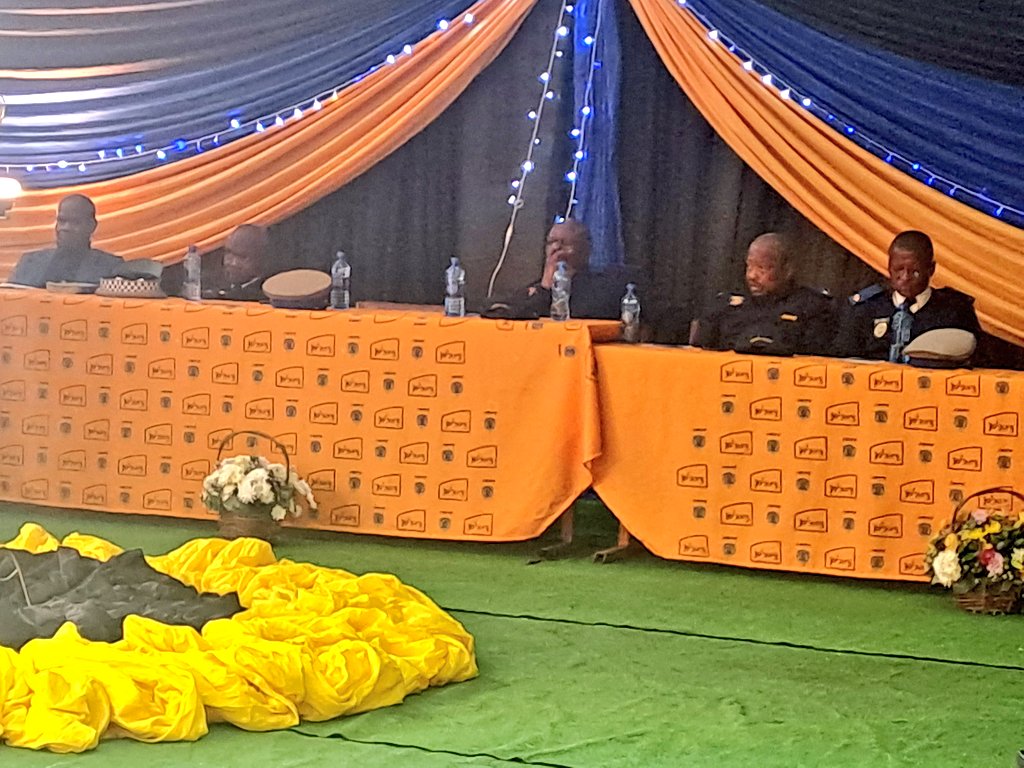 JoburgMPD's tweet photo. #JMPD leadership & staff have joined the Thoka & Makhubele families for the memorial service of Officer E Thoka & Officer V Makhubele at JMPD Wemmer Complex
Our Heartfelt Condolences to their families, friends & colleagues May their souls Rest in Eternal Peace #RIPColleagues๐๐ฎ๐พโโ๏ธ https://t.co/XGiRSg0Ruj